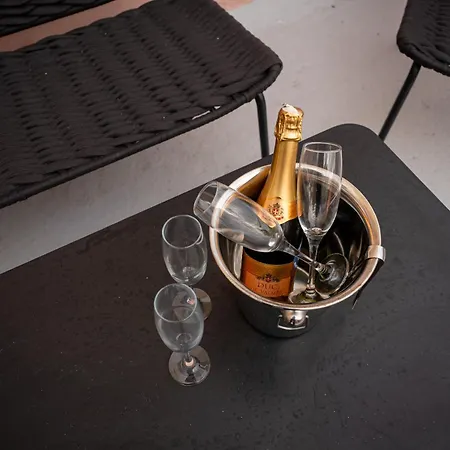 Sumptuous 2 Bedrooms Townhouse With Large Roof Terrace, Hot Tub & Sea View Gostj-2