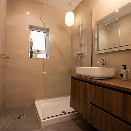 Casa de Férias Sumptuous 2 Bedrooms Townhouse With Large Roof Terrace, Hot Tub & Sea View Gostj-2 St. Julian's