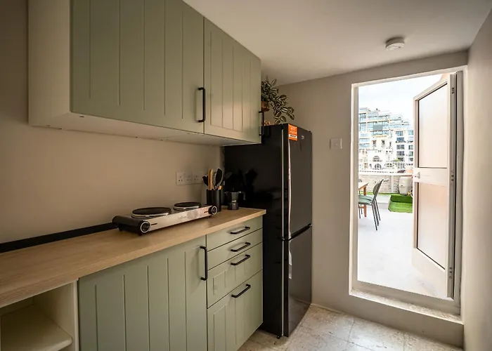 Sumptuous 2 Bedrooms Townhouse With Large Roof Terrace, Hot Tub & Sea View Gostj-2 * St. Julian's