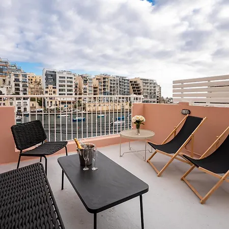 Sumptuous 2 Bedrooms Townhouse With Large Roof Terrace, Hot Tub & Sea View Gostj-2 בית נופש *