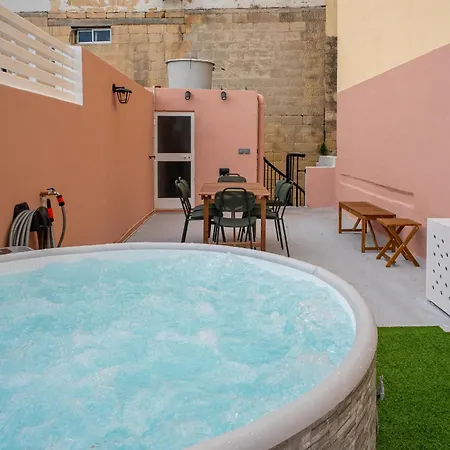 Sumptuous 2 Bedrooms Townhouse With Large Roof Terrace, Hot Tub & Sea View Gostj-2 בית נופש *