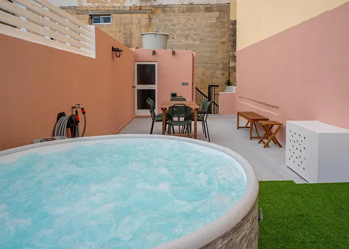 Sumptuous 2 Bedrooms Townhouse With Large Roof Terrace, Hot Tub & Sea View Gostj-2 בית נופש *