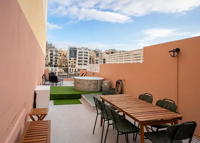 בית נופש Sumptuous 2 Bedrooms Townhouse With Large Roof Terrace, Hot Tub & Sea View Gostj-2 *