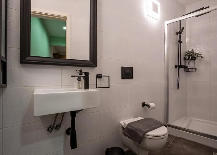 בית נופש Sumptuous 2 Bedrooms Townhouse With Large Roof Terrace, Hot Tub & Sea View Gostj-2 Saint Julian's